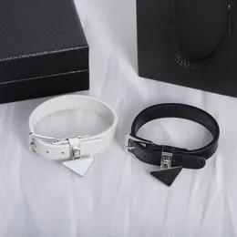 Braccialetti neri di design di lusso Bracciale in pelle con ciondoli per donna Fornitura di bracciali a catena placcati uomo bianco
