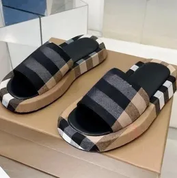 Designer Sandaler Högkvalitativa skivor tofflor läder slidplattform tofflor kvinnors sommar platt sexiga tofflor kvinnors mode outwear strand sandaler
