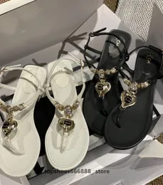 2023 Lyxmärken Damtofflor Sommarmode Plattform Platta sandaler tory designer Flip Flops Chanei skor Strand Högklackat Dam Glashjärta Slides