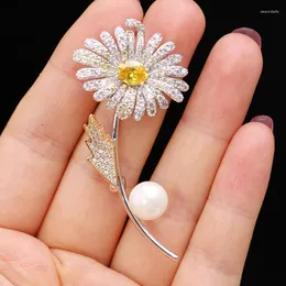 Broszki elegancki żółty kryształowy kwiat dla kobiet 2023 Cyrronia Pearl Słoneflower Brooch Pins Biżuter Broche Femme Bijoux de Luxe