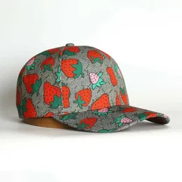 Klassisk hattbrevtryck Strawberry Baseball Cap Kvinnor Famous Cotton Sports Golf Curved Bucket Hat