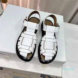 2023 Sommer römische Sandalen Damen Freizeitschuhe The Row Designer klassische Mode Lederschnalle Hohlgewebe flacher Absatz dicker Boden