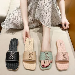 HBP Luxurys Tasarımcıları Yaz Kadınları Mektup Terlik Kadın Açık Yumuşak Alt Slip Slaytlar Kızlar Tatlı Kare Kafa Sandalet Plaj Ayakkabıları Flip-Flops 36-40