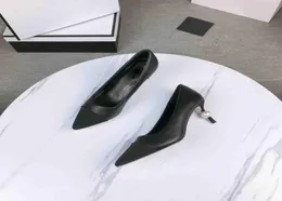 Os novos sapatos de salto alto da moda clássica de 2020 sapatos de salto alto pérola de mulheres que viajam ao ar livre venda de alta qualidade sa5149356