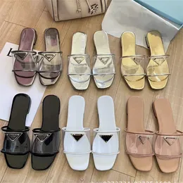 Designer lyxiga tofflor Rhinestone Slipon Sandaler Summer Slide Ladies Beach Sexig klackar klassisk sandal triangel låg klack toffel skor glider kvinnor