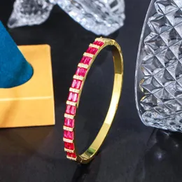 Bracelet CWWZircons Top Baguette Brillante Fuchsia Rouge Zircon Cubique Plaqué Or Jaune Manchette Ouverte Fiançailles Bracelets De Fête Pour Les Femmes BG060