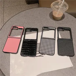 Luxury Houndstooth Mönster Läder Vogue Telefonfodral för Samsung Galaxy Folding Z Flip5 5G Fullt skyddande mjuk stötfångare fast färg Lychee Grain Fold Shell Suffsäker