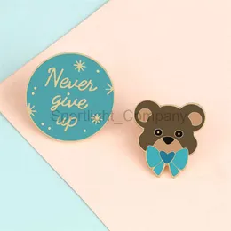 Never Giver Up, individuelle Emaille-Anstecknadeln, Cartoon-Krawattenbär-Brosche, Revers-Abzeichen, Kindertasche, Kleidung, schöne Tiere, Schmuck, Geschenk für Freunde