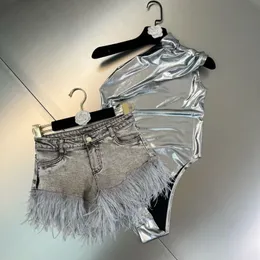 Kvinnors tvåbitar byxor PREPOMP 2023 Summer Collection ärmlös skevhals Metall Color Bodysuits Feathers Denim Shorts Set Outfits GH978 230602