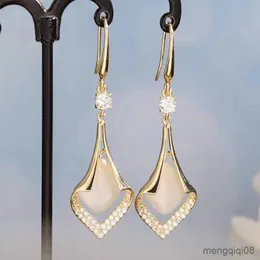 Stud Fashions Light Luxury Insert Diamonds Cat's Eye Earrings for Women Highend Feeling Exquisite Pendant Earring Gifts