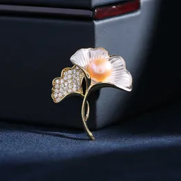 Pins Brooches Women's fashion crystal pearl gingko leaf women's luxury gold color zircon alloy plant brooch safety pin G230529