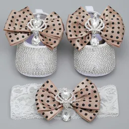 Första vandrare Personliga flickor med krona First Walker pannband Set Sparkle Bling Crystals Princess Shoes Baby Shower Gift Sh 230601