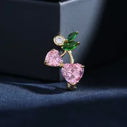 Alfinetes broches femininos elegantes cristal rosa cereja em forma de coração adequado para mulheres luxuoso broche de liga de ouro amarelo zircão planta broche de segurança G230529