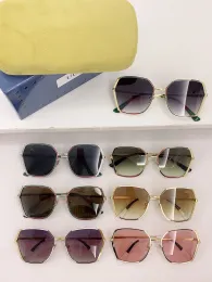 2023 Gafas de sol de diseñador al por mayor Anteojos originales Tonos para exteriores Marco de PC Moda Classic Lady Espejos para mujeres y hombres Gafas Unisex 7 colores