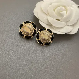 Lyxvarumärke Ear Studs örhängen läder designer smycken hög kvalitet charm kvinnor studörhängen mode guld bokstav hoop örhängen klassiska design varumärke smycken