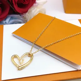 Kvinnor lyxdesigner hänge halsband mode gyllene bokstäver väskor hjärtan halsband för kvinnor damer festklänning guldkedjor gåvor smycken