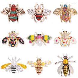 Broszki 9 styl Dostępny moda urocza mała pszczoła Pee -Pee Pearl Insect Collection Enamel Pin Prezenty biżuterii dla kobiet