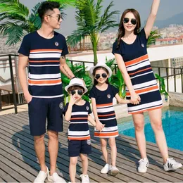 Dopasowanie rodziny Dato mama chłopcy ubrania dziewcząt letnie ojciec syn Syn Striped Tshirt Shorts Set Mother and Córka sukienki 230601