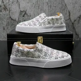 Nya 2023 mode män nit broderi rhinestone loafers mens casual oxford skor bröllop brudgummen driver hemkomst affärsskor