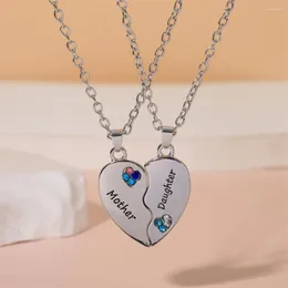 Pendanthalsband Uppsättning av 2 Mother Daugther Heart Puzzle Halsband med färgkristall Choker Family Lover Jewelry for Mom Mum Girls Gift