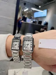 Tank Watch Fashion Quartz Tasarımcı Erkekler İçin İzler Kare Pişmiş Mavi Düğme Beyaz Dalay Beyaz Kadran Orololojisi Paslanmaz Çelik Hareket Saatler Yüksek Kaliteli XB09 C23