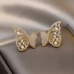Znakomite kolorowe kryształowe kolczyki z motylami z cyrkonem dla kobiet dziewcząt puste projektowanie wszechstronne kolczyki modna biżuteria