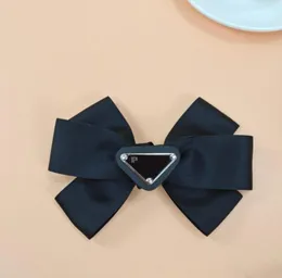 Stili caldi all'ingrosso Fermagli per capelli Fascia per capelli Donne famose Lettera di marca Designer HairHoop Bowknot Triangle Mark Headwraps Headwear HairJewelry Accessory