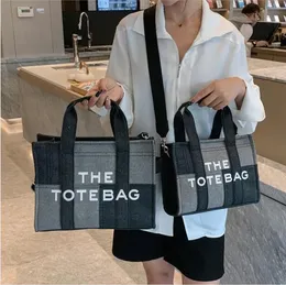 Die Tote Bag Lady Berühmte Designer-Canvas-Kurier-Einkaufstaschen Cross-Body-Umhängetaschen Handtaschen Damen-Tote-Bags Geldbörsen einfarbig mit Logo-Patch auf der Rückseite