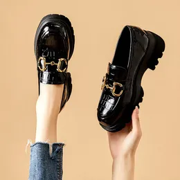 2023 Nowe mokasyny dla kobiet w stylu brytyjskim buty Grube Sole Schoolgirls Buty koreańskie zapatillas Mujer