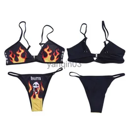 Kvinnors badkläder sexiga kvinnor flamma tryckt bikini set anime goth lågskuren axel rem tillbaka krok ansluten bh låg midje skalle mönster thongs j230603