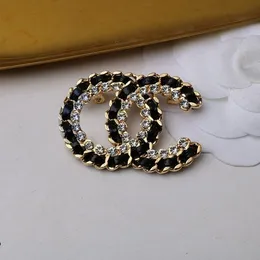 Luksusowe kobiety projektantki literowskie broszki 18k złoto plisowane kryształowy kryształowy kryształ biżuteria ręcznie robiona skórzana broszka