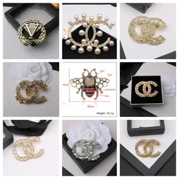 Luksusowy projektant unisex litera broszki 18k złoto plisowane w klasę kryształowa kryształowa broszka biżuteria broszka urok dziewczęta Pearl Pin mężczyźni Poślubienie akcesoriów przyjęcia weselnym 20 w stylu stylu