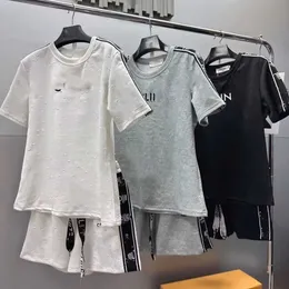 Designer-Sportanzug, Freizeitanzüge, Celiine-Kleidung, Fashion Tides, brandneuer Frühling und Herbst, gebrochener Druck, Verschleiß, Schäden, Rundhalsausschnitt, Baumwolle, Welle, kurze Ärmel, Hosen, Krawattenanzug