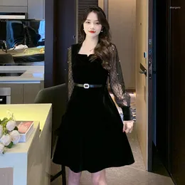Vrijetijdsjurken 2023 herfst- en wintergouden fluwelen zwarte jurk met riem