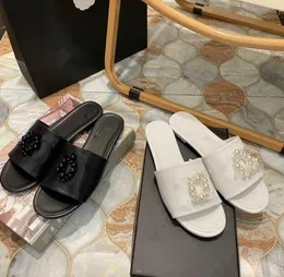 Lyxskor kvinnor platt tofflor äkta läder pärla spänne flip-flops tofflor damer sandaler designer kvinnliga skjutreglage strandskor hem utomhus glider tofflor