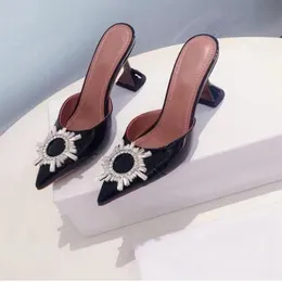 Kapcia dla kobiet Slajdów sandały butów butów barowe buty designerskie moda gęste obcasy obcasy plażowe leniwe seksowne metalowe obcasy ślad balowy rozmiar 35-42 z pudełkiem