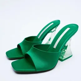 Chinelo plus size feminino novo 2023 use o mais recente estilo ocidental verde moda cetim cristal sandálias de salto alto salto grosso