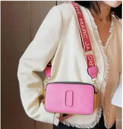 Bolsos de diseñador para mujer, novedad de 2023, bolso cuadrado pequeño de Color en contraste, bolsos de mensajero de un solo hombro con letras de tendencia, venta al por mayor, 20-12-7cm M003