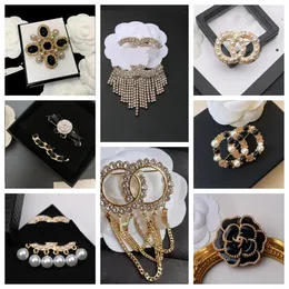 最新の高級ブランドDesinger Brooch Women Crystal Rhinestone Pearl Letter Brooches Suit Pin Fashion Gifts Jewelry Accessories High Quality20Style
