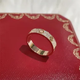 Graciosos anéis femininos de grife anel de casamento de luxo na moda diamante homme clássico banhado a ouro personalidade jóias anéis de amor lindos requintados ZB019 C23