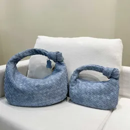 Bolsa de braço em tecido denim vermelho líquido croissant 2023 bolsa de ombro portátil elegante bolsa de banquete bolsa de sentimento sênior feminina 230605