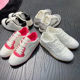 2023 läder små vita skor främre slips par som kör sneakers gör gamla retro platt botten färg matchning löpskor ny bokstav unisex