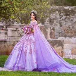 Lavendel glänsande bollklänning quinceanera klänning födelsedagsfest klänningar applikation pärlor med cape vestido de 15 anos mantel de