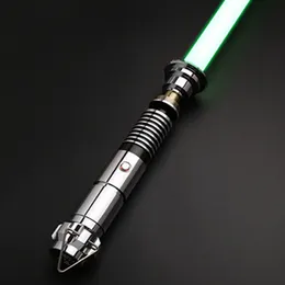 LED Işık Çubukları RGB Metal Lightsaber Dueling Pürüzsüz Swing Lazer Kılıç Kılıç De Luz 12 Renk Değiştirme 5 Sesler FOC RAVE Silah Yanıp Sönen Oyuncak 230605