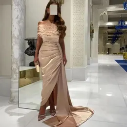 Vestidos de noite de sereia com penas de luxo Arábia Saudita pregas Vestido de baile de cetim franzido Dubai Mulheres Vestidos de festa formais