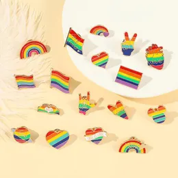 18 Styles Rainbow Love Heart Flags Brosches Cartoon Alloy Pin Clothes Lapel Pin Present Partihandel