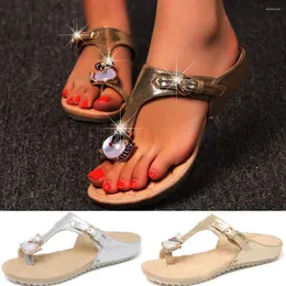 Tofflor kvinnor mode platt bling diamant fotled tå flip flop strandskor sandaler kvinna plattform glider för
