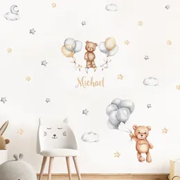 Nome del bambino personalizzato Orso Palloncini Bandiere Stelle Adesivi murali ad acquerello Decalcomanie da muro in vinile rimovibili Murale Nursery Kids Room Decor