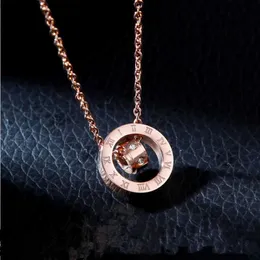 Ciondolo di collana di design di lusso delle nuove donne di moda Giappone e Corea del Sud Vendita semplice e versatile Anello doppio rosso netto con trasferimento di diamanti romani Perlina in oro rosa corto