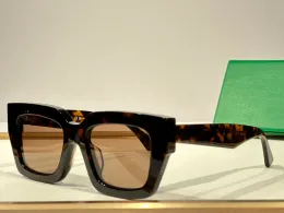 2023 Shiny Black Square Chunky Solglasögon Kvinnor Designer Solglasögon Summer Sunnies Gafas de Sol Sonnenbrille Shades UV400 glasögon med låda